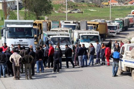 İzmir'de vatandaşlar çöp kamyonlarının önünü keserek eylem yaptı