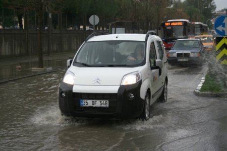İzmir'de yağmur günlük hayatı felç etti
