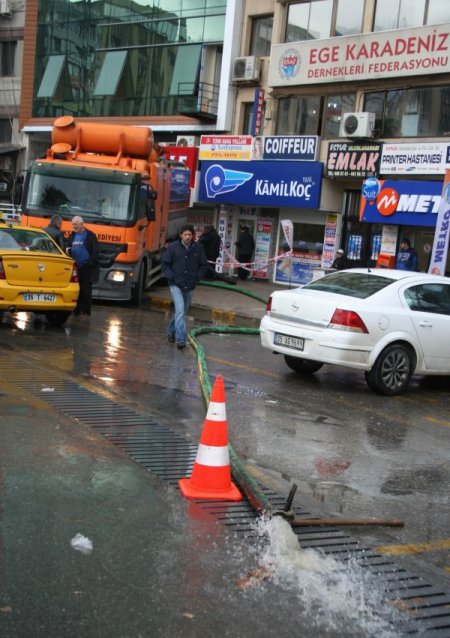 İzmir'de yağmur günlük hayatı felç etti
