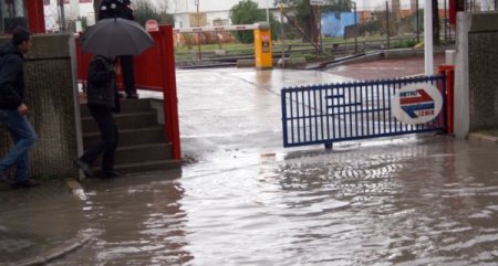 İzmir'de yağmur günlük hayatı felç etti