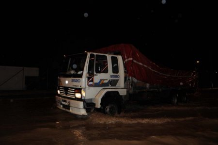 İzmir'de yağmur sebebiyle dere taştı, karayolu su altında kaldı