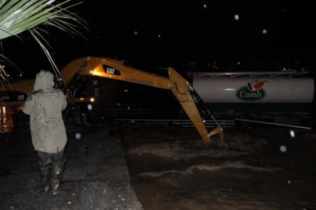 İzmir'de yağmur sebebiyle dere taştı, karayolu su altında kaldı