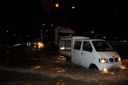 İzmir'de yağmur sebebiyle dere taştı, karayolu su altında kaldı