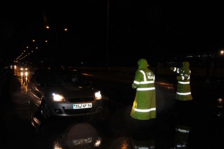 İzmir'de yağmur sebebiyle dere taştı, karayolu su altında kaldı