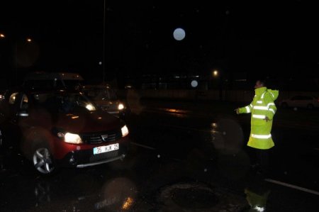 İzmir'de yağmur sebebiyle dere taştı, karayolu su altında kaldı