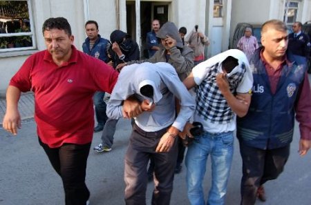 İzmir'de Yakalanan 6 Hırsızlık Zanlısından Biri Cezaevi Firarisi Çıktı