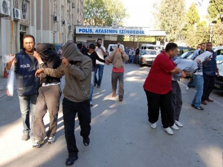 İzmir'de Yakalanan 6 Hırsızlık Zanlısından Biri Cezaevi Firarisi Çıktı