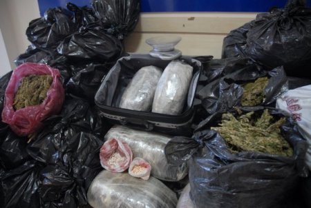 İzmir’de yaklaşık 270 kilo esrar ele geçirildi