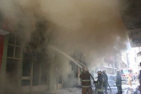 İzmir'de Yatak Ve Baza Deposu Yandı (1)