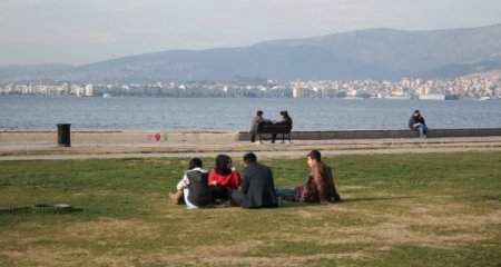 İzmir'de yazdan kalma bir gün yaşanıyor