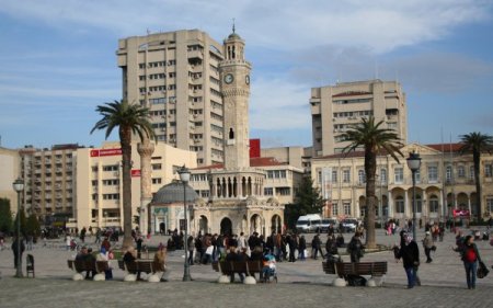 İzmir'de yazdan kalma bir gün yaşanıyor