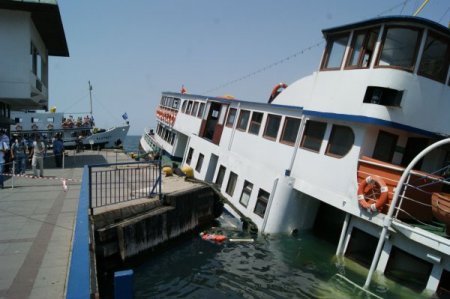 İzmir'de Yolcu Vapuru Battı, 300 Kişi Ölümden Döndü (2)