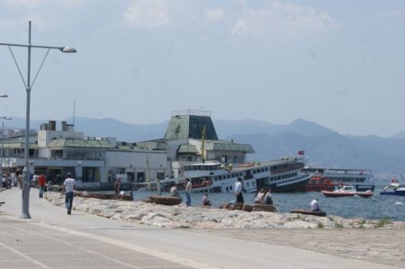 İzmir'de Yolcu Vapuru Battı, 300 Kişi Ölümden Döndü