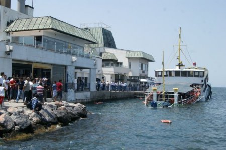 İzmir'de Yolcu Vapuru Battı, 300 Kişi Ölümden Döndü