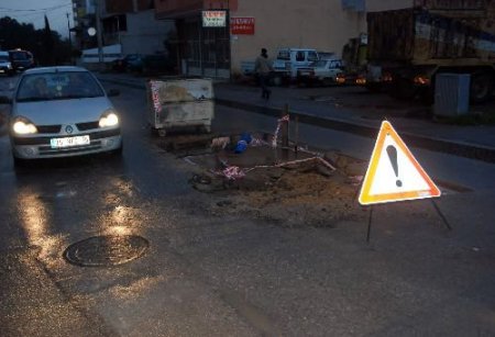 İzmir'de Yollar Köstebek Yuvasına Döndü