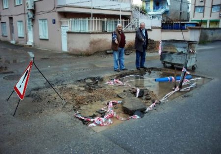 İzmir'de Yollar Köstebek Yuvasına Döndü