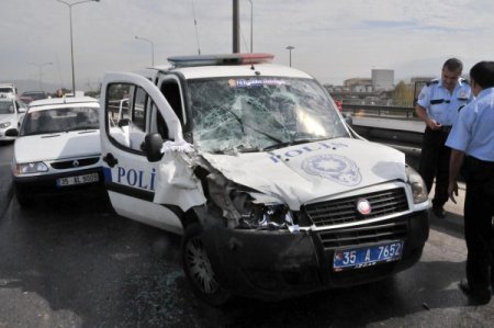 İzmir'de zincirleme kaza : 3'ü polis 7 yaralı
