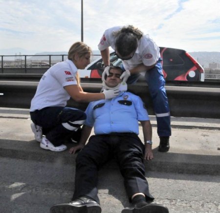İzmir'de zincirleme kaza : 3'ü polis 7 yaralı