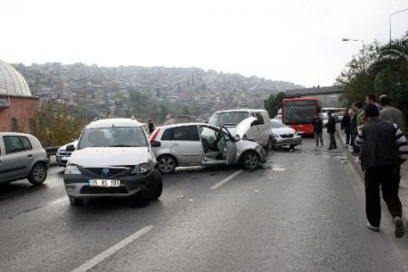 İzmir'de Zincirleme Trafik Kazasında 12 Araç Birbirine Girdi