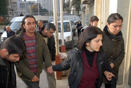 İzmir'deki DHKP-C operasyonunda 15 kişi gözaltına alındı (2)