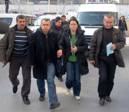 İzmir'deki DHKP-C operasyonunda 15 kişi gözaltına alındı (2)