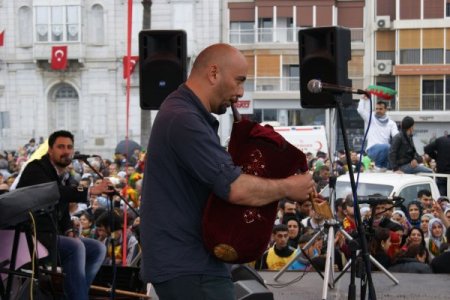 İzmir'deki Nevruz Kutlamaları 5 Yıl Sonra Yeniden Gündoğdu Meydanı'nda Yapıldı