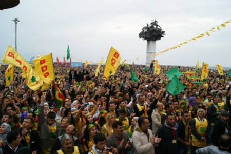 İzmir'deki Nevruz Kutlamaları 5 Yıl Sonra Yeniden Gündoğdu Meydanı'nda Yapıldı