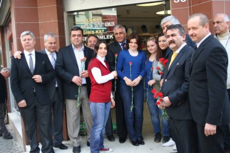 İzmir'deki Oda Başkanları Kadınlara Karanfil Dağıttı