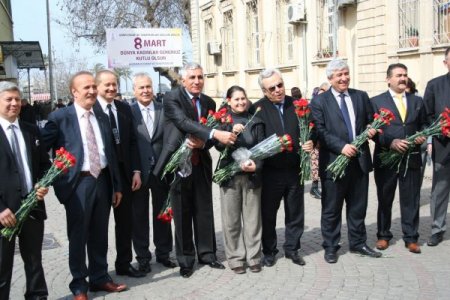 İzmir'deki Oda Başkanları Kadınlara Karanfil Dağıttı
