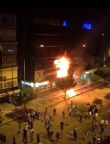İzmir’deki olaylar: AK Parti ilçe binası ateşe verildi