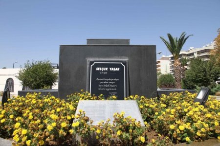 İzmir'deki Selçuk Yaşar anıtına saldırı