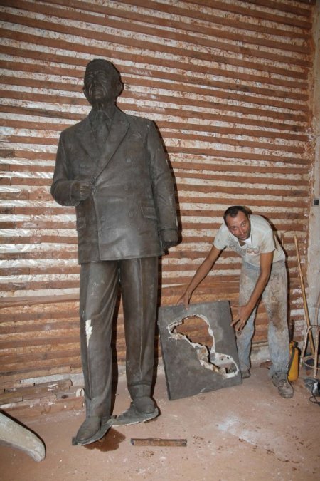İzmir'deki Selçuk Yaşar anıtına saldırı