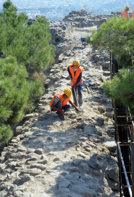 İzmir'deki tarihî Kadifekale'nin restorasyonu devam ediyor