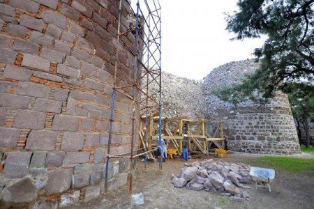 İzmir'deki tarihî Kadifekale'nin restorasyonu devam ediyor