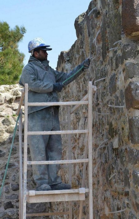 İzmir'deki tarihî Kadifekale'nin restorasyonu devam ediyor