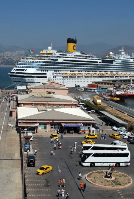 İzmir’e bir günde 15 bin turist geldi