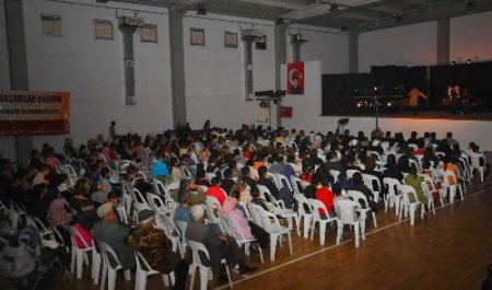 İzmir'in Çok Amaçlı Salonlarında Ücretsiz Tiyatro Sahneleniyor