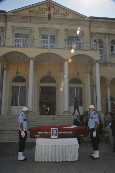 İzmir'in eski valilerinden Hüseyin Öğütçen son yolculuğuna uğurlandı