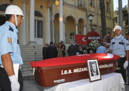 İzmir'in eski valilerinden Hüseyin Öğütçen son yolculuğuna uğurlandı