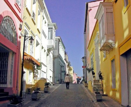 İzmir'in tarihî semti Basmane eski günlerini arıyor