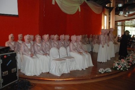 İzmirli 36 kız öğrenci hafızlık pâyesiyle taçlandı