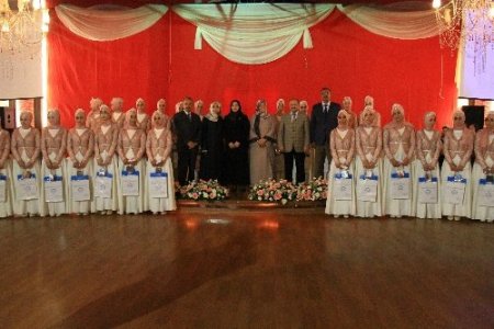İzmirli 36 kız öğrenci hafızlık pâyesiyle taçlandı