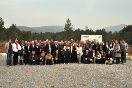 İzmirli Basın Çalışanları Ege Telgraf Gazetesi Koruluğuna Fidan Dikti