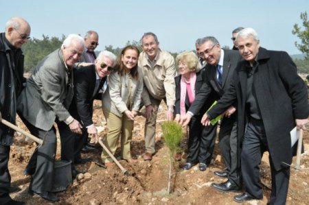 İzmirli Basın Çalışanları Ege Telgraf Gazetesi Koruluğuna Fidan Dikti