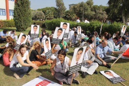 İzmirli doktorlar sağlık çalışanlarına şiddeti protesto etti