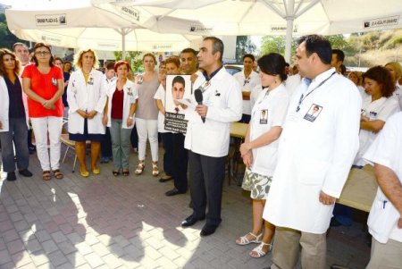 İzmirli doktorlar sağlık çalışanlarına şiddeti protesto etti