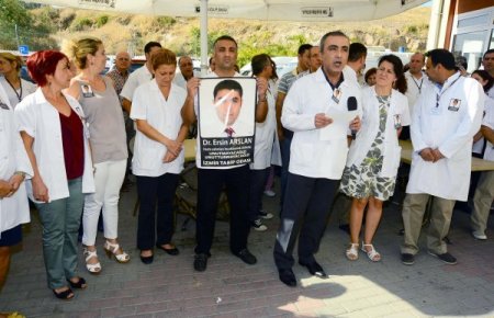 İzmirli doktorlar sağlık çalışanlarına şiddeti protesto etti