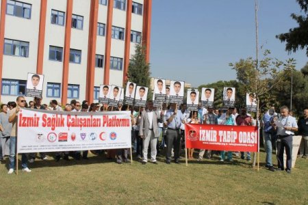 İzmirli doktorlar sağlık çalışanlarına şiddeti protesto etti