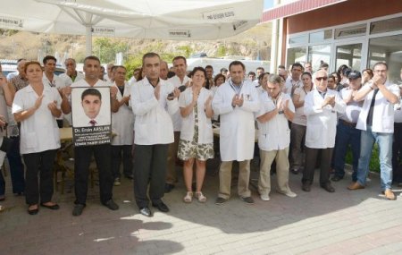 İzmirli doktorlar sağlık çalışanlarına şiddeti protesto etti