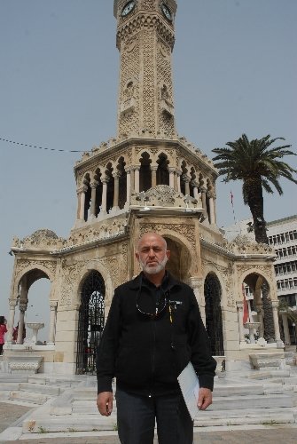 İzmirli esnafın tek kişilik travesti eylemi